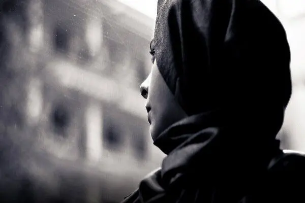 دختر جوان گرفتار یک مهمانی سیاه