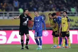 زلزله در نقش جهان! تساوی پر حرف و حدیث سپاهان و استقلال در نیمه اول!