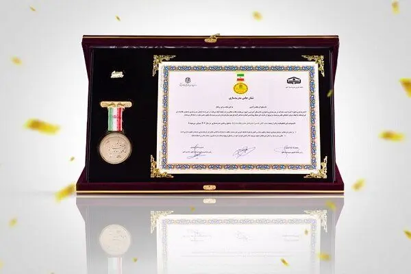 پشت پرده تجلیل از مدیرعامل بانک پاسارگاد: پاداشی برای چه کاری؟