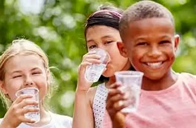 کودکان روزانه چقدر آب بنوشند؟ 