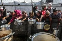 نسل‌کشی با گرسنگی؛ اسرائیل چگونه با کمک‌های الکی غزه را شکنجه می‌دهد؟