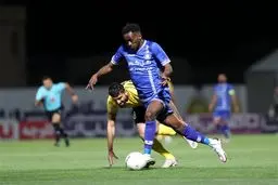 THINKING:
The user wants to rewrite the title "غیبت 3 بازیکن گل‌گهر برابر تراکتور" into a sensational headline suitable for a news website.
I need to ensure the output is *only* the rewritten title, with absolutely no extra characters, not even quotation 