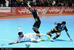 رسوایی ملی در اصفهان: گیتی‌پسند ملی‌پوشانش را 'حبس' کرد!